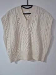 アイボリーケーブルVネックニットベスト