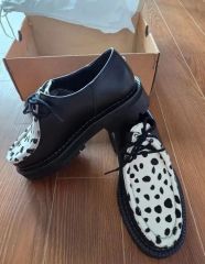 clarks クラークス 牛柄ファー厚底モカシン - メルカリ