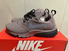 ナイキ プレスト スニーカー グレー NIKE靴 NIKEスニーカー NIKEレディース靴 ランニングシューズ出品