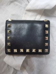 VALENTINO スタッズ付き二つ折り財布 ブラック - メルカリ