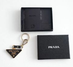 箱付き 美品】プラダ サフィアーノ トライアングルロゴ キーホルダー