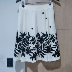 トゥービーシック 花柄刺繍フレアスカート 稀少44 - メルカリ