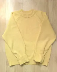 色合いがかわいいパステルイエローのラウンドネックニット