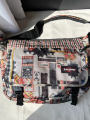 海外限定 美品 EASTPAK USA 希少デザイン ユーロ ショルダーバッグ