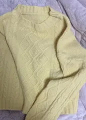 ケーブル編みニットセーター