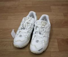 ASICS 成田空港限定スニーカー ホワイト ベージュ - メルカリ