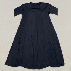 新品 黒 グレースサテンプリーツワンピース♡プリーツプリーズでは