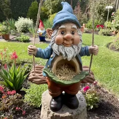 吊り下げ バードフィーダー 小鳥 野鳥 用 給餌器 餌箱 餌台えさ置き ブランコに乗っている小人 ユニークデザイン 餌入れ 鳥 ガーデンオブジェ インテリア ガーデニング ペット食器 野鳥観察 バード用品 インテリア雑貨 樹脂