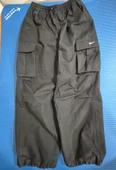 ナイキ 黒色 ウーブン カーゴ ズボン (男性 可能)