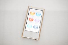 Apple iPod nano 16GB 第7世代 MKMX2J/A ゴールド - メルカリ