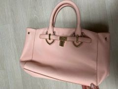 ピンク レザー トートバッグ スカーフ チャームショルダー紐付き 