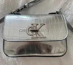 Calvin Klein カルバン・クライン ミニ クロスバック - シルバー