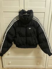 adidas アディカラー クロップド 人工ダウン パファー - メルカリ