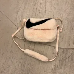 ナイキ ファー ピンク ショルダーバッグ