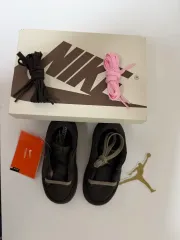 ジョーダン1 トラヴィススコット ツアーベルベットブラウン&ダークモカ (トドラー) 出品