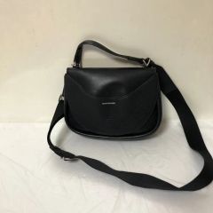 美品✨️カルバン・クライン シグネチャー モノグラム クロスボディ 