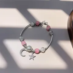 ブレスレット レディース ピンク ビーズ 月 ムーン 星 スター 揺れる チャーム 華奢見え 上品 大人可愛い 韓国風 ガーリー フェミニン 高級感 デート カフェ お出かけ 女子会 誕生日 クリスマス プレゼント ギフト 人気 アクセサリー