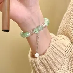 ブレスレット レディース グリーン ビーズ 透明感 水晶風お守り風 小花チャーム ナチュラル 森ガール 清楚 癒し系 韓国風 フェミニン 上品 華奢見え デート カフェ お出かけ 女子会 春夏 誕生日 記念日 クリスマス プレゼント ギフト 人気 アクセサリー