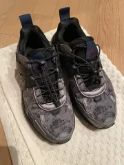 (W) ナイキ V2K ラン メタリック DARK SMOKE GREY 235のサムネイル