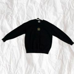 メンズ シンプル クルーネック スウェット ブラック ゴールドロゴ刺繍 