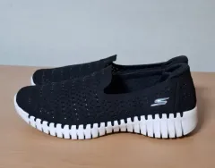 SKECHERS 235 ゴーマット エンブロイダリー スリッポン
