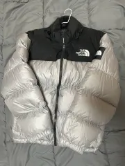 (L) THE NORTH FACE ザノースフェイス ノベルティ メタル(グレー) ヌプシ ホワイトレーベルのサムネイル