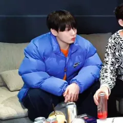 ナイキ シュプリーム ダウン (ジョングク(JUNGKOOK・JK・グク) ダウン)のサムネイル