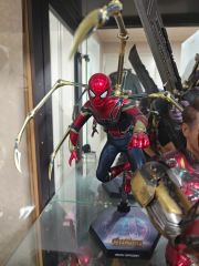 スパイダーマン（アイアン・スパイダー）**スタチュー（大型フィギュア