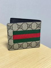 ひ*物様 GUCCI GGスプリーム 二つ折り財布 ウェブストライプ - メルカリ