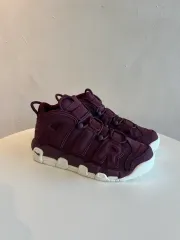 US8/260 NIKE エア モア アップテンポ 'NIGHT MAROON' (921949