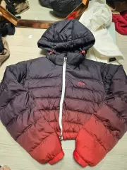 FILA フィラ グラデーション ダウン ブラック レッド 軽量ダウンのサムネイル