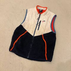 新品未使用 Nike キルティングベスト 刺繍 ベージュ y2k Keiju - メルカリ