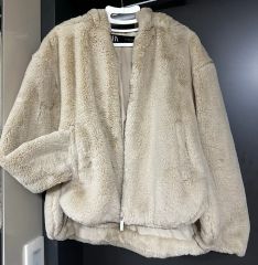 ☆新品/ドイツ輸入品/ZARA/フェイクファーZIPフーディ/Mサイズ