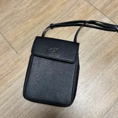 カルバン・クライン ミニ モノグラム フラップ 携帯 クロスバッグ DP1621 001