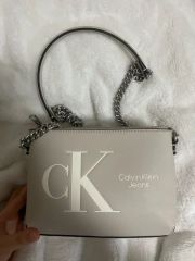 カルバンクライン ショルダーバッグ 白 モノグラム CKメタルロゴ 財布 