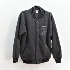 アディダス