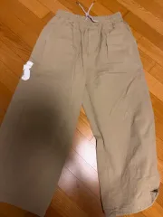ベージュ色 ズボン