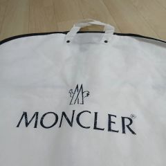MONCLER 衣類カバー5枚と新品ハンガー1本② - メルカリ