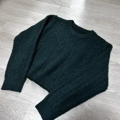 緑色 ケーブル編み クロップド ニット