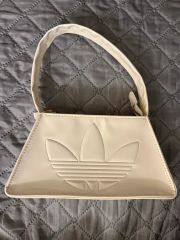 adidas シルバーロゴペンダント 約3.5cm x 2.5cm - メルカリ