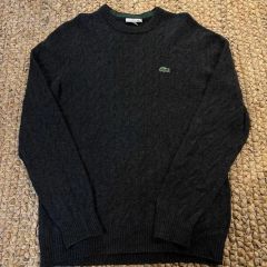 LACOSTE ダークグレー クルーネックセーター US M - メルカリ