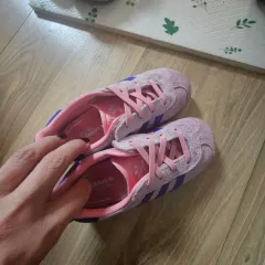 アディダスキッズスニーカー