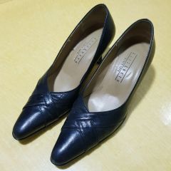 GIVENCHY ネイビーレザー ポインテッドトゥヒール22.5cm - メルカリ