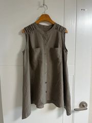 美品！ROBE de PEAU オリーブグリーン ノースリーブシャツ - メルカリ