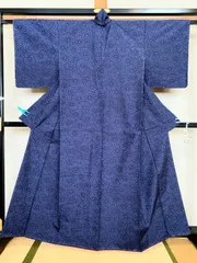144B【アンティーク着物】 紺  しつけ付　紬？？菊地紋 美しい織り 幾何学模様 メイク素材にも