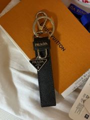KRぼん様専用 PRADA サフィアーノ キーリング ブラック - メルカリ