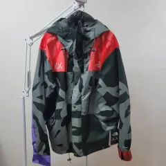 カウズ x ザノースフェイス
