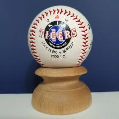 東京ヤクルトスワローズ つば九郎2000試合実使用球 記念ボール M2