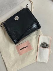 miumiu ミュウミュウ パール リボン チェーン イヤホンケース ブラック miumiu ミュウミュウ パール リボン チェーン イヤホンケース ブラック