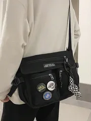 バッグ レディース ショルダーバッグ マルチポケット フラップ クロスボディバッグ（ランダムカラーのバッジ付き）
